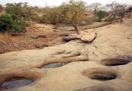 MALI 241 (EL PAIS DE DOGONES-PARTE ALTA DE LA FALLA) POZAS UTILIZADAS COMO RESERVAS DE AGUA...