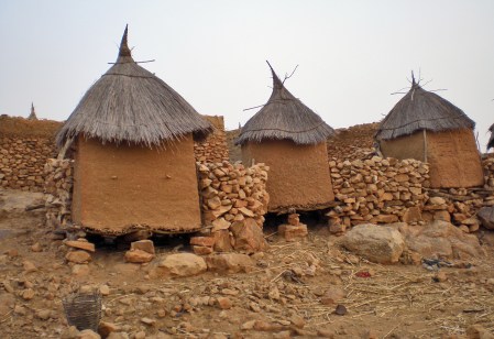 MALI 243 (EL PAIS DE DOGONES-PARTE ALTA DE LA FALLA) GRANERO MASCULINO, ES PARA EL ALMACENAMIENTO PARA MIJO Y OTROS GRANOS, TIENE UN TEJADO EN PUNTA, SU MUJER TIENE PROHIBIDA LA ENTRADA, ESTA BIEN PROTEGIDO DE LOS ROEDORES