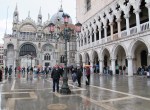 ITALIA 10. (VENECIA) EN LA PLAZA DE SAN MARCOS, BAJO LA LLUVIA