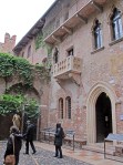 ITALIA 2. (VERONA) AL FONDO LA ESTATUA DE JULIETA Y ARRIBA EL BALCON DESDE DONDE VEIA A ROMEO