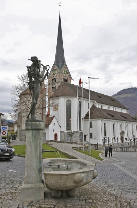 SUIZA 21. (STANS, EL PUEBLO DE PETRA) LA PLAZA