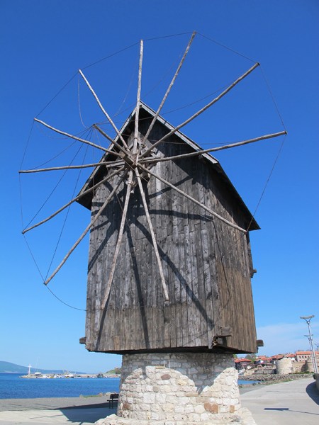 BULGARIA 15. (NESEBAR) TRADICIONAL MOLINO DE MADERA