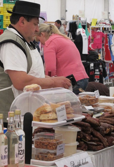 CROACIA 3.UN PRODUCTOR CON EL TRAJE REGIONAL