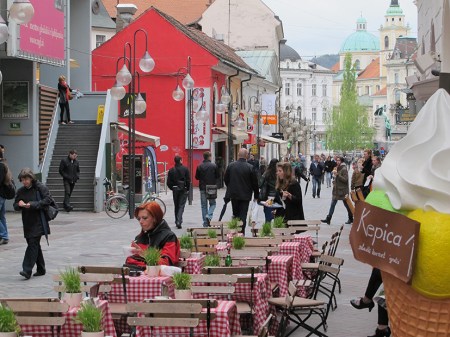 ESLOVENIA 14 (LUBIANCA). ES UNA CIUDAD MUY ANIMADA