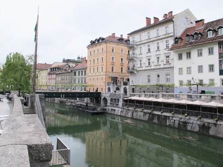 ESLOVENIA 8 (LUBIANCA). ESTÁ BAÑADA POR EL RÍO LJUBLJANICA DE OESTE A ESTE, ESTANDO CANALIZADO A SU PASO POR LA CIUDAD