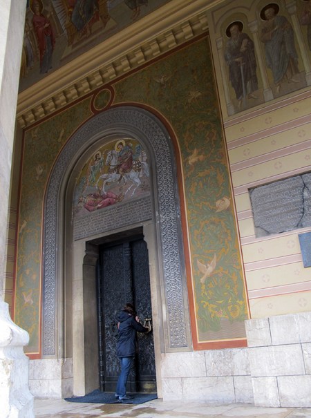 RUMANIA 19. (CRAIOVA) PETRA ENTRANDO A LA BASILICA DE SAN DIMITRIO