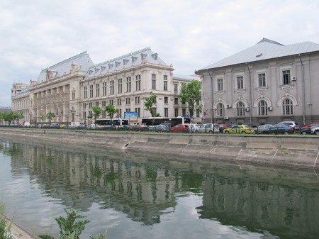 RUMANIA 36.(BUCAREST) EN LAS ORILLAS DEL RIO DAMBOVITA HAY EDIFICIOS NEOCLASICOS MUY BONITOS