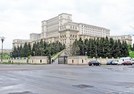 RUMANIA 37. (BUCAREST) EL PARLAMENTO RUMANO O EL PALACIO DEL PUEBLO CONSTRUIDO POR EL DICTADOR NICOLAE CEAUSECU EN 1985