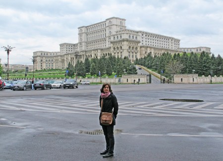 RUMANIA 38. (BUCAREST) ES EL EDIFICIO ADMINISTRATIVO MAS GRANDE, CARO Y PESADO DEL MUNDO