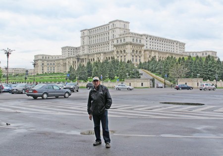 RUMANIA 39. (BUCAREST) PARA SU CONSTRUCCION SE DERRIBARON VARIOS BARRIOS, 12 IGLESIAS, 2 SINAGOGAS, 3 MONASTERIOS Y MÁS DE 7.000 CASAS