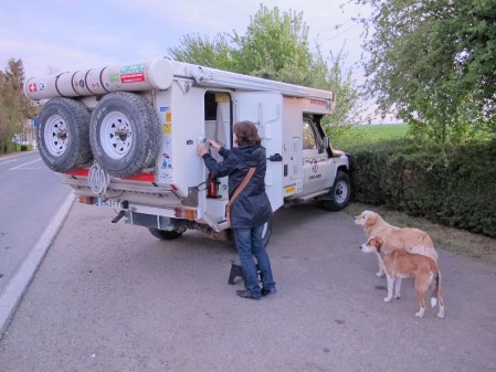 RUMANIA 65. (FRONTERA CON BULGARIA) NOS QUEDAMOS A DORMIR EN EL PUESTO RUMANO ANTES DE PASAR