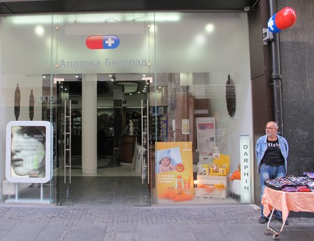 SERBIA 14. (BELGRADO) CURIOSA FORMA DE SENALIZAR LAS FARMACIAS