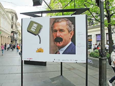 SERBIA 16. (BELGRADO) NO ESTAN DE ACUERDO CON BUSH