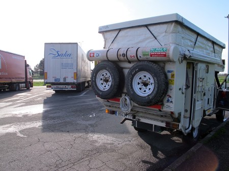 SERBIA 2. PREPARANDONOS A PASAR LA NOCHE CON UN GRUPO DE CAMIONEROS
