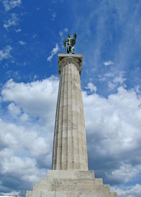 SERBIA 21. (BELGRADO- KALEMEGDAN) MONUMENTO A LA VICTORIA DE LA PRIMERA GUERRA MUNDIAL, DEL ESCULTOR IVAN MESTROVIC