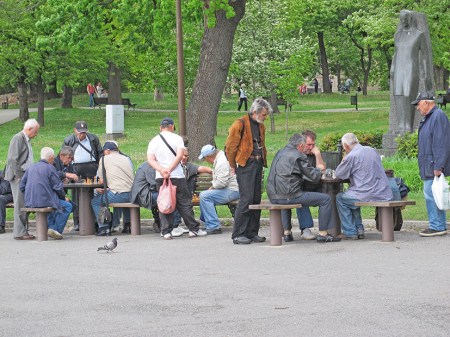 SERBIA 25. (BELGRADO- KALEMEGDAN) EN LOS JARDINES HAY MUCHOS AFICIONADOS AL AJEDREZ