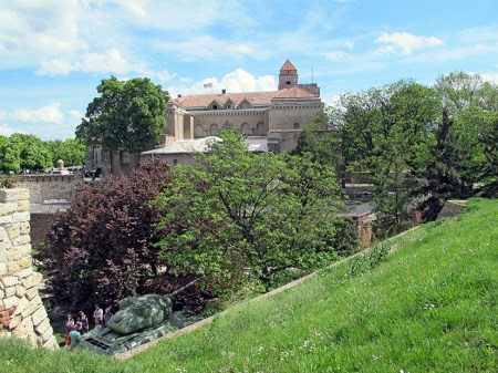 SERBIA 26. (BELGRADO- KALEMEGDAN) VISTA GENERAL DEL PALACIO, QUE ESTA RODEADO DEL MAYOR PARQUE DE LA CIUDAD