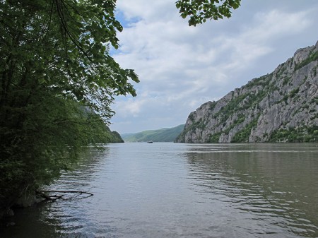 SERBIA 36. (IRON GATES) O PUERTAS DE HIERRO, HACE REFERENCIA A LA ZONA DE LAS GARGANTAS, EL RÍO DANUBIO A SU PASO ENTRE LAS MONTAÑAS
