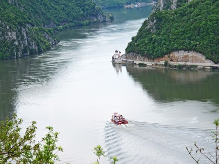 SERBIA 41. (IRON GATES) LA PARTE DERECHA DEL RIO YA ES RUMANIA