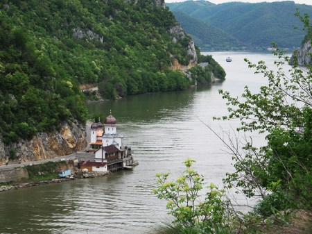 SERBIA 46. (IRON GATES) MAGNIFICA IGLESIA ORTODOXA EN LA ORILLA RUMANA