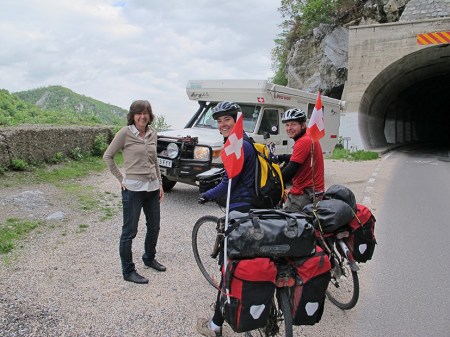 SERBIA 51. (IRON GATES) UNOS SUIZOS VALIENTES HAN HECHO EL DANUBIO DESDE VIENA EN BICICLETA
