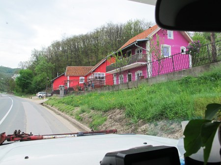 SERBIA 52. (IRON GATES) CASAS SERBIAS BIEN COLORIDAS