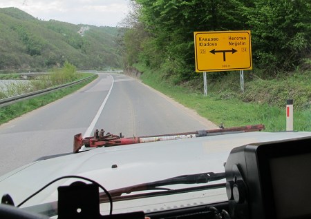 SERBIA 54. (IRON GATES) CERCA DE LA FRONTERA RUMANA LAS SENALES EMPIEZAN A SER BILINGUES A DIOS GRACIAS