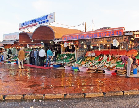 TURQUIA 18. (ESTAMBUL-MARMARA) EN EL PUERTO PESQUERO SE PUEDE COMPRAR EL PESCADO Y TE LO COCINAN EN LOS PEQUENOS RESTAURANTES DE ALREDEDOR