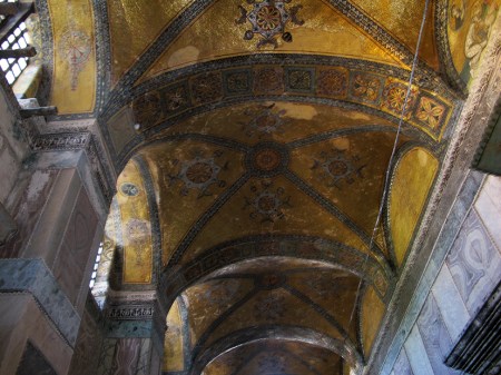 ESTAMBUL 27. (SANTA SOFIA) EL DISEÑO ES DEL ARQUITECTO JONIO ISIDORO DE MILETO Y DEL MATEMÁTICO