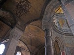 ESTAMBUL 28. (SANTA SOFIA) LA GRAN CÚPULA SE SOSTIENE MERCED A CUATRO ARCOS REFORZADOS, MEDIANTE CONTRAFUERTES Y SEMICÚPULAS