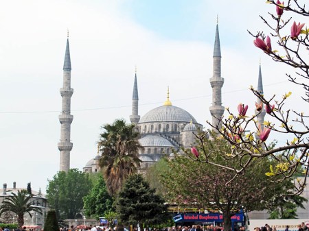 ESTAMBUL 29. (MEZQUITA AZUL) O MEZQUITA DE SULTAN AHMED CAMII. ES OBRA DE SEDEFKAR MEHMET AGA, DISCIPULO DEL ARQUITECTO SINAN
