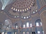 ESTAMBUL 31. (MEZQUITA AZUL) EL INTERIOR ES UNA SINFONIA DE MOSAICOS AZULES DE IZNIK, QUE CREAN UNA ATMOSFERA ESPECIAL