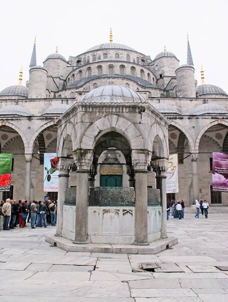 ESTAMBUL 32. (MEZQUITA AZUL) LA FUENTE HEXAGONAL ES PEQUEÑA COMPARADA CON LAS DIMENSIONES DEL PATIO