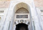 ESTAMBUL 50. (TOPKAPI) LA PUERTA DE AUGUSTO DATA DE 1478, SU ASPECTO MASIVO ACENTUA SU CARACTER DEFENSIVO