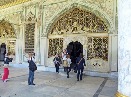 ESTAMBUL 61. (TOPKAPI) UNA ENTRADA AL PALACIO