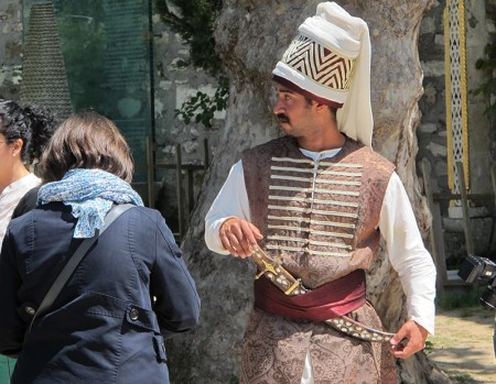 ESTAMBUL 63. (TOPKAPI) PETRA HACIENDO AMISTADES