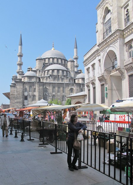 ESTAMBUL 74. (SE RUEDA JAMES BOND) PETRA VIENDO EL RODAJE DE UNA PELICULA DEL AGENTE INGLES
