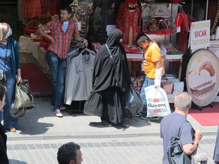 ESTAMBUL 80. (INSTANTANEAS) MUCHA ANIMACION 2