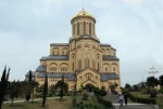 GEORGIA 100. (TIFLIS-CATEDRAL DE LA TRINIDAD) ENTRADA LATERAL. CONSTRUIDA EN 2004 ES LA IGLESIA MAS GRANDE DEL CAUCASO MERIDIONAL