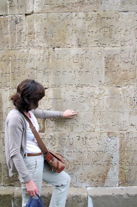 GEORGIA 120. (FORTALEZA DE ANANURI) INSCRIPCIONES EN CARACTERS GEORGIANOS EN LOS MUROS