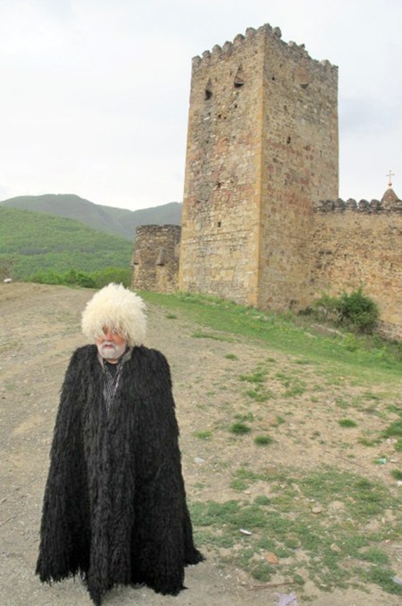 GEORGIA 122. (FORTALEZA DE ANANURI) UN VIEJO COSACO, SON UN GRUPO ETNICO CULTURAL BIEN DEFINIDO