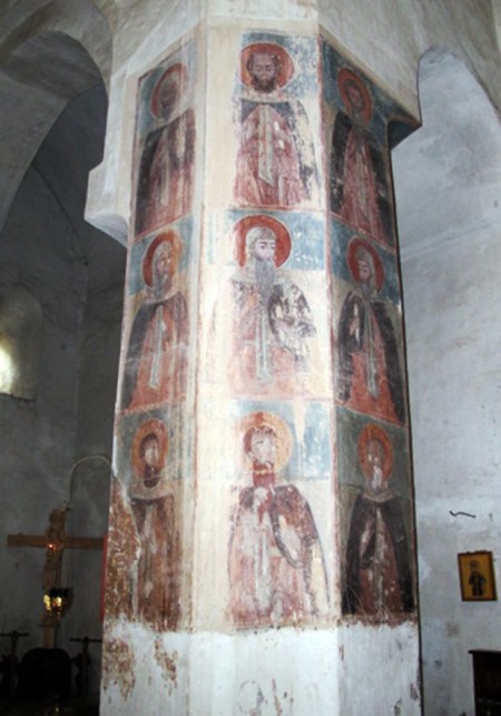 GEORGIA 126. (IGLESIA DE ANANURI) LAS COLUMNA ESTAN DECORADAS CON LOS PADRES DE LA IGLESIA