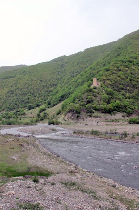 GEORGIA 130. (ATRAVESANDO EL CAUCASO) AUN SE VEN ZONAS BOSCOSAS