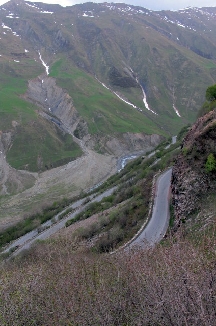 GEORGIA 134. (ATRAVESANDO EL CAUCASO) SUBIENDO CON CURVAS Y MAS CURVAS