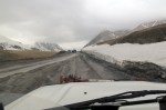 GEORGIA 141. (ATRAVESANDO EL CAUCASO) LOS COCHES TIENEN PROBLEMAS CON EL BARRO, SON LOS UNICOS QUE HEMOS VISTO DESDE GUDAURI