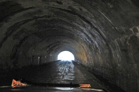 GEORGIA 144. (ATRAVESANDO EL CAUCASO) LOS TUNELES NO TIENEN NI ILUMINACION NI SENALIZACION, Y ESTAN DESTROZADOS