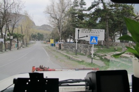 GEORGIA 147. (ATRAVESANDO EL CAUCASO) AL FIN UNA INDICACION, CLARA, ESTAMOS A UNOS 90 KM. DE LA CIUDAD RUSA DE VLADIKAVZAZI