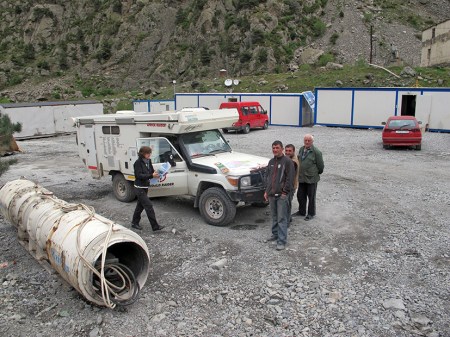 GEORGIA 153. (ATRAVESANDO EL CAUCASO) PEDIMOS PERMISO PARA DORMIR EN UNA OBRA QUE ESTA REPARANDO LA IGLESIA DE DARIALIA UNOS KILOMETROS ANTES DE LA FRONTERA