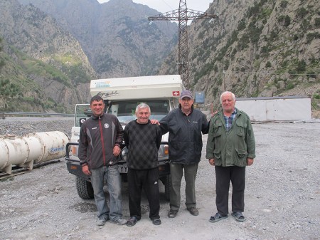 GEORGIA 154. (ATRAVESANDO EL CAUCASO) LOS TRABAJADORES GEORGIANOS FUERON MUY AMABLES CON NOSOTROS Y ADEMAS NOS INVITARON A CENAR