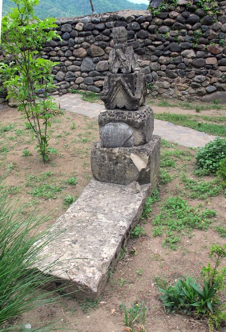 GEORGIA 39.(CONVENTO DE UBISI) TUMBA DE UN MONJE NOTABLE